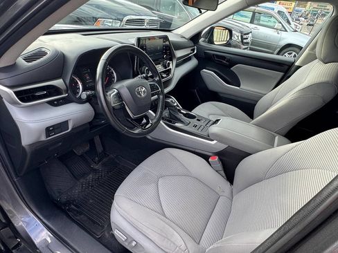 Used 2021 Toyota Highlander LE image 9