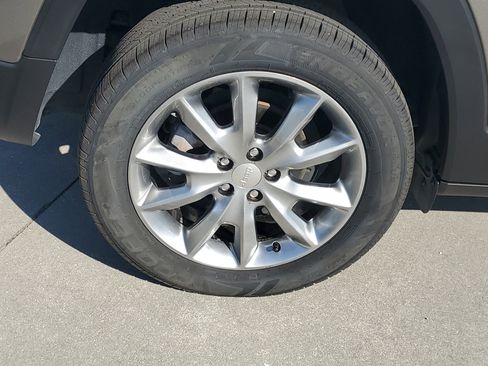 Used 2018 Jeep Cherokee Limited FWD image 8