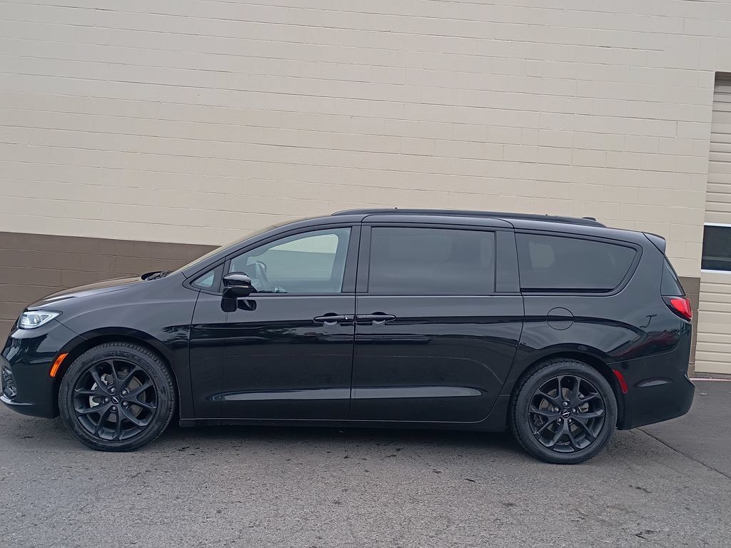 Used 2025 Chrysler Pacifica Limited FWD image 8