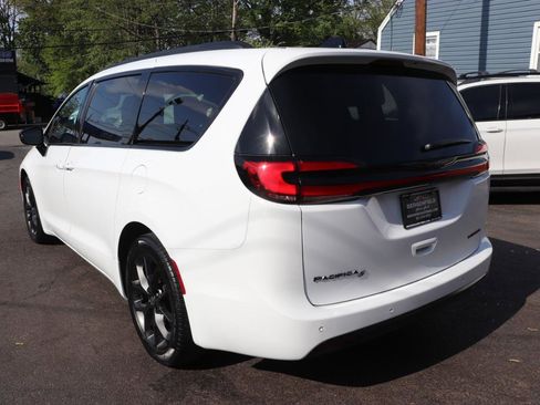 Used 2025 Chrysler Pacifica Limited FWD image 3