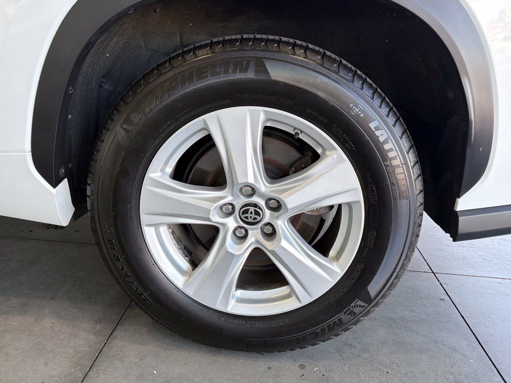 Used 2023 Toyota Highlander L FWD image 16