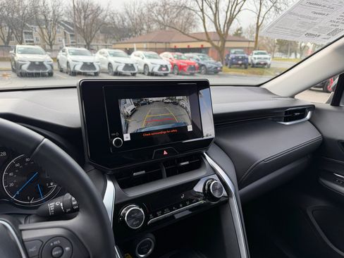 Used 2024 Toyota Venza LE image 4