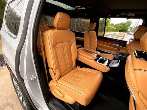 Used 2023 Jeep Grand Wagoneer Series III AWD/4WD image 38