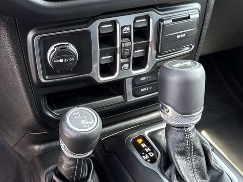 Used 2025 Jeep Wrangler Unlimited Sahara AWD/4WD image 31