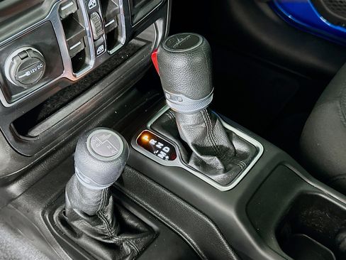 Used 2022 Jeep Gladiator Sport image 23