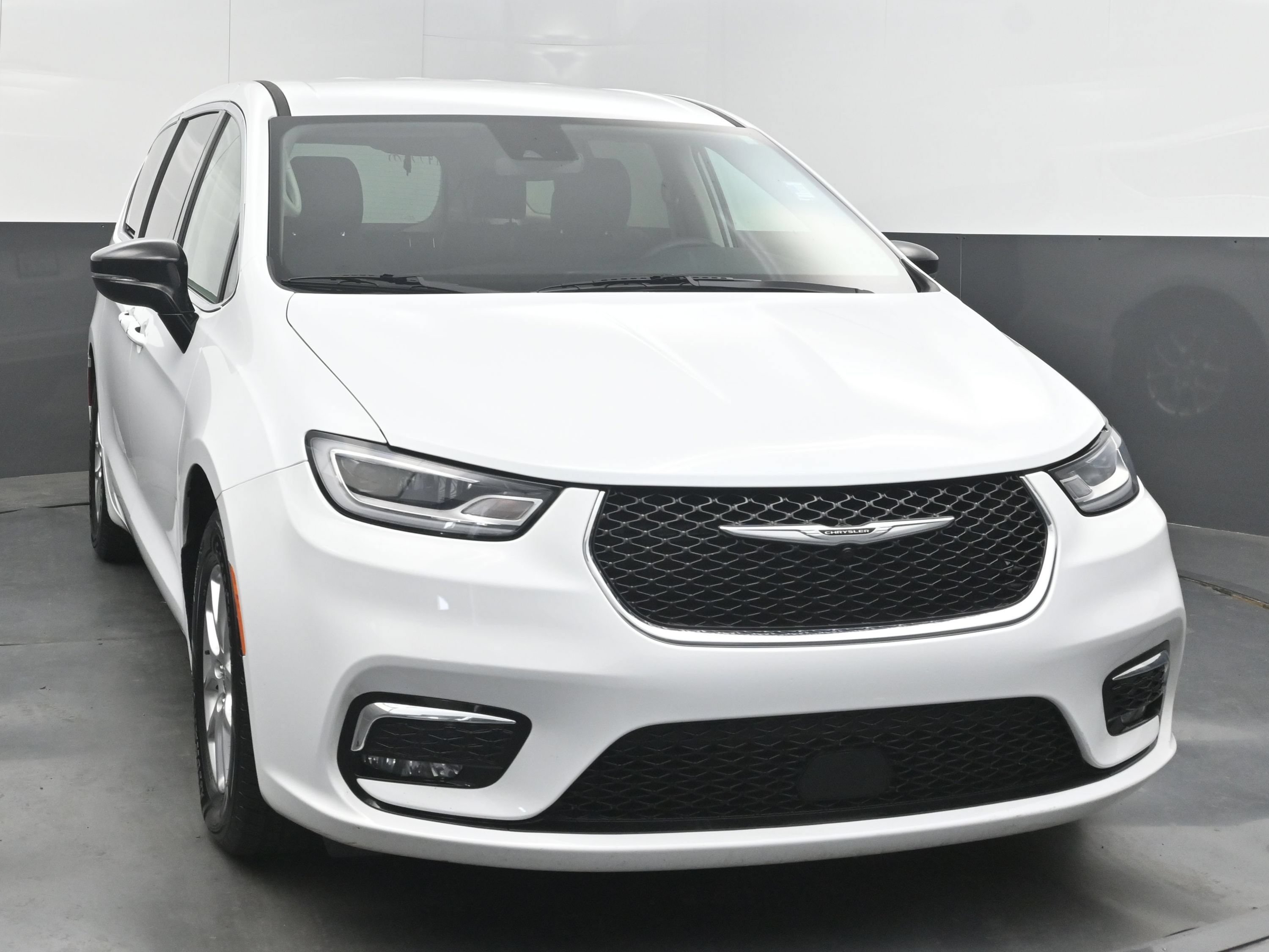 Used 2024 Chrysler Pacifica Touring-L FWD image 3