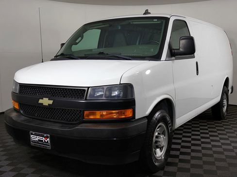 Used 2018 Chevrolet Express 2500 w/ Driver Convenience Package RWD image 3