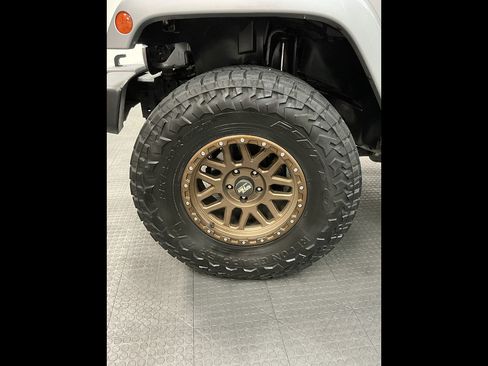 Used 2017 Jeep Wrangler Unlimited Sahara w/ Connectivity Group AWD/4WD image 34