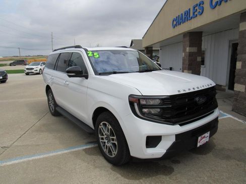 Used 2025 Ford Expedition Active image 3