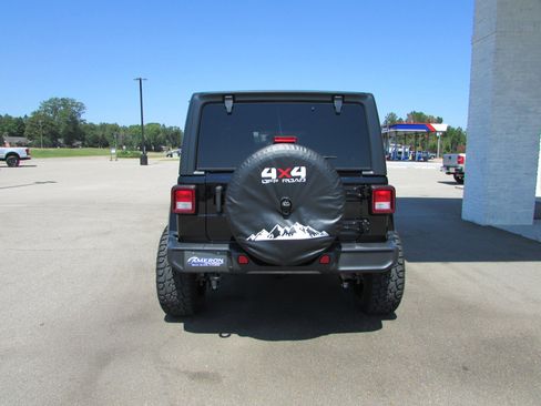 Used 2021 Jeep Wrangler Unlimited Sahara image 8