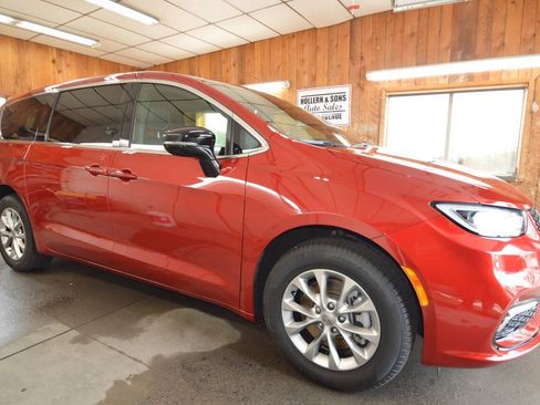 Used 2025 Chrysler Pacifica Select AWD/4WD image 5