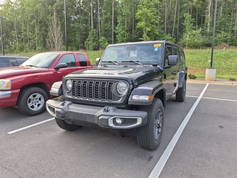 Used 2024 Jeep Gladiator Sport AWD/4WD image 2