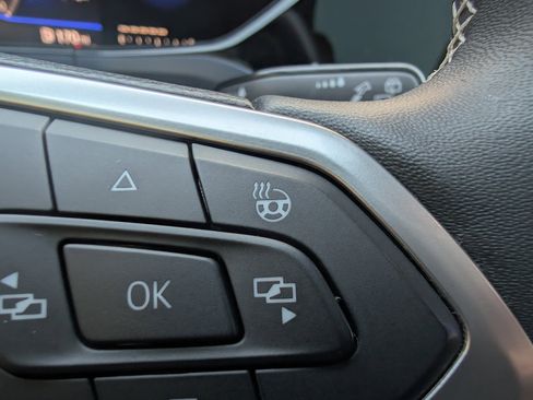 Used 2023 Volkswagen Taos SE w/ Panoramic Sunroof Package image 33