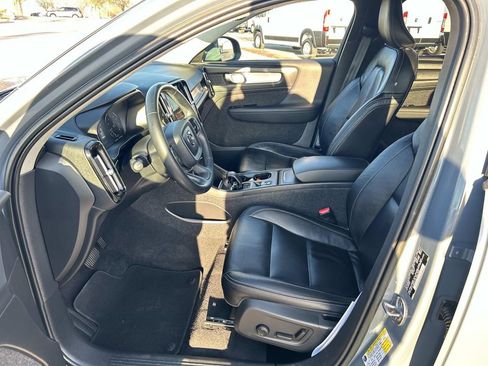 Used 2022 Volvo XC40 T5 Momentum image 23