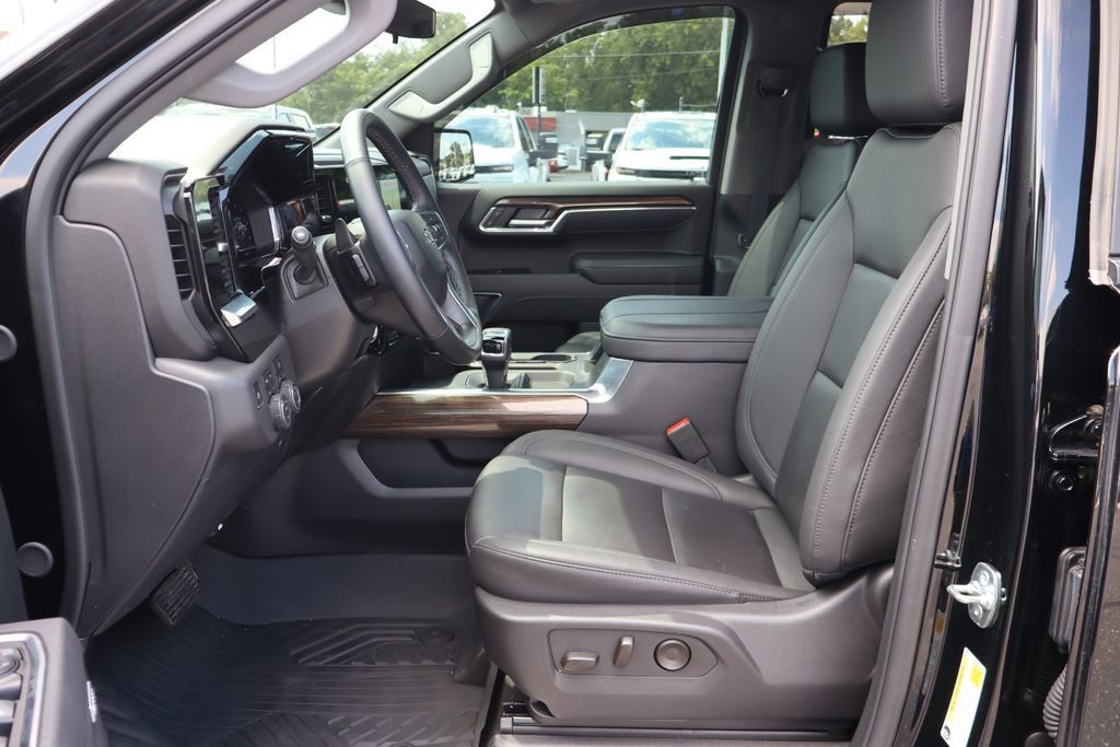 Used 2025 Chevrolet Silverado 1500 LT Trail Boss w/ Convenience Package II AWD/4WD image 4