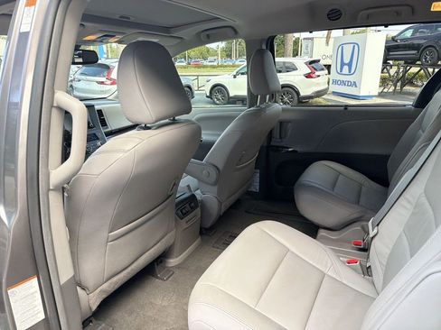 Used 2019 Toyota Sienna XLE w/ XLE Navigation Package image 23