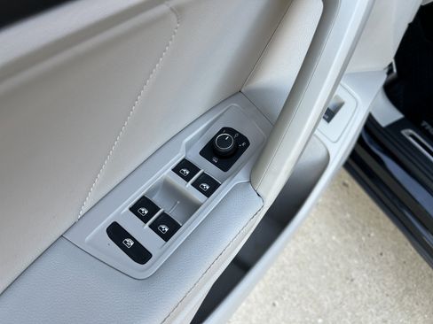 Certified 2022 Volkswagen Tiguan SE R-Line image 13