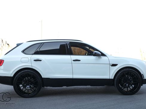 Used 2019 Bentley Bentayga image 17
