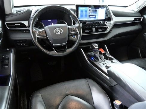 Used 2020 Toyota Highlander Platinum image 4