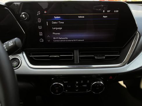 Used 2025 Chevrolet Trax LT w/ LT Convenience Package image 20