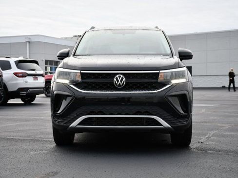 Used 2022 Volkswagen Taos SE FWD image 2