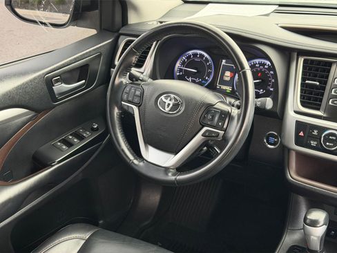 Used 2019 Toyota Highlander XLE AWD/4WD image 47