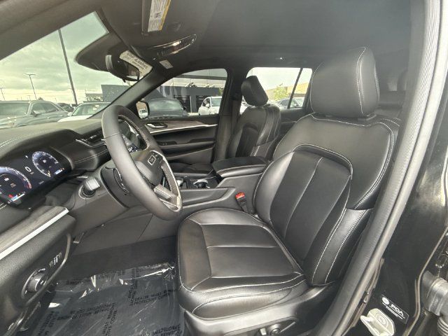 Used 2024 Jeep Grand Cherokee Limited w/ Black Appearance Package AWD/4WD image 11