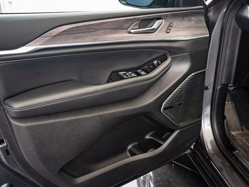 Used 2022 Jeep Grand Cherokee Overland image 25