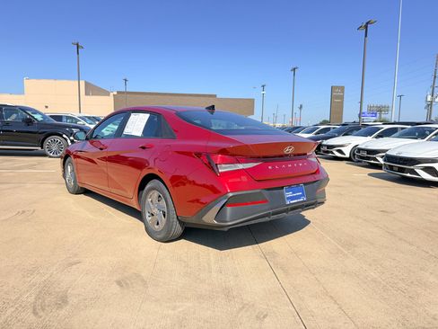 Used 2024 Hyundai Elantra SE FWD image 8