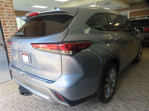 Used 2021 Toyota Highlander Platinum FWD image 4