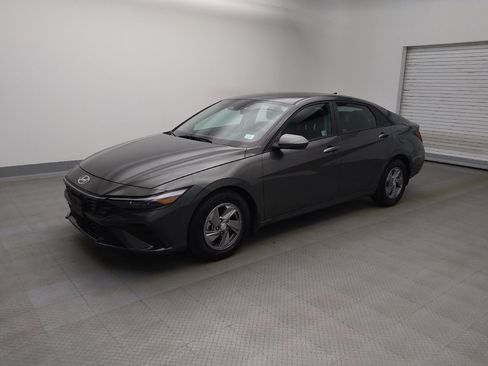 Used 2024 Hyundai Elantra SE image 2