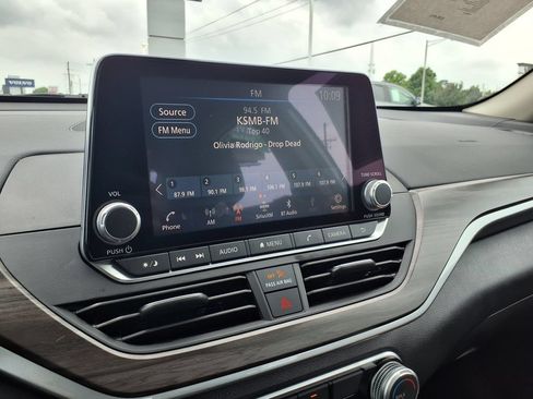Used 2025 Nissan Altima 2.5 SV FWD image 24