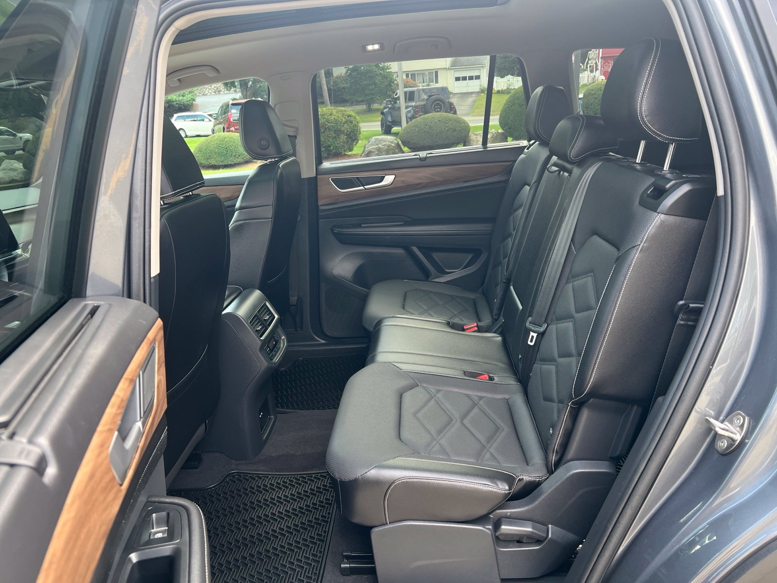 Used 2024 Volkswagen Atlas SE w/ Panoramic Sunroof Package AWD/4WD image 16