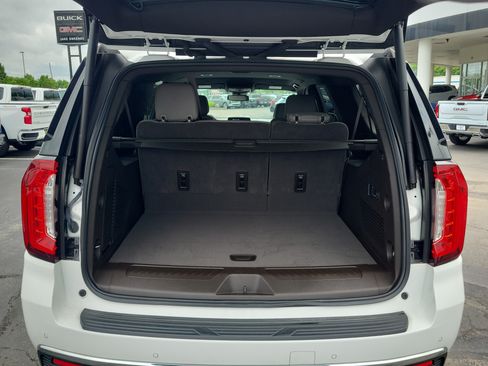 Used 2024 GMC Yukon XL SLT w/ SLT Luxury Package AWD/4WD image 8
