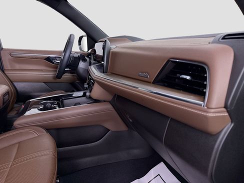 Used 2025 Chevrolet Suburban High Country image 32