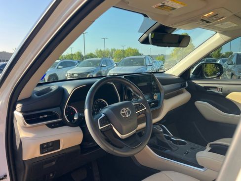Used 2023 Toyota Highlander XLE FWD image 25