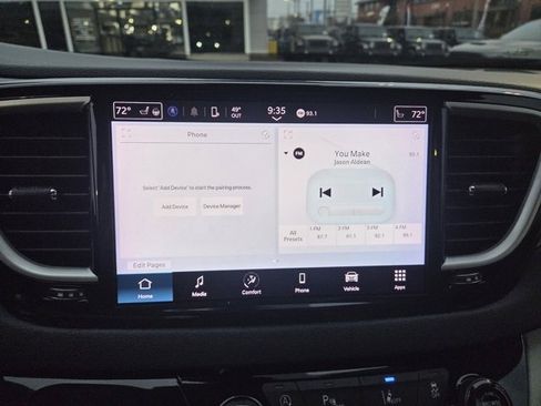 Used 2023 Chrysler Pacifica Touring-L image 18