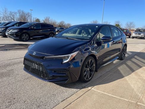 Used 2024 Toyota Corolla SE FWD image 2