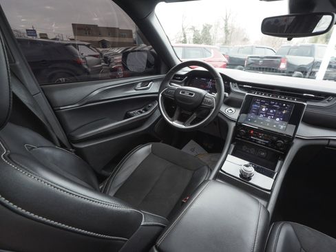 Used 2024 Jeep Grand Cherokee Altitude image 41