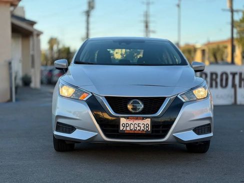 Used 2021 Nissan Versa SV image 3