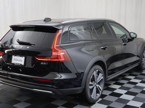 Used 2025 Volvo V60 B5 Cross Country Plus image 17