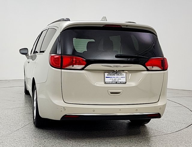 Used 2017 Chrysler Pacifica Touring-L w/ Tire & Wheel Group FWD image 6