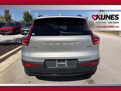 Used 2024 Volvo XC40 B5 Core image 5
