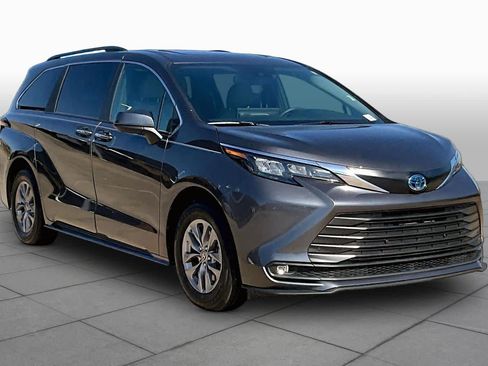 Used 2025 Toyota Sienna XLE FWD image 3