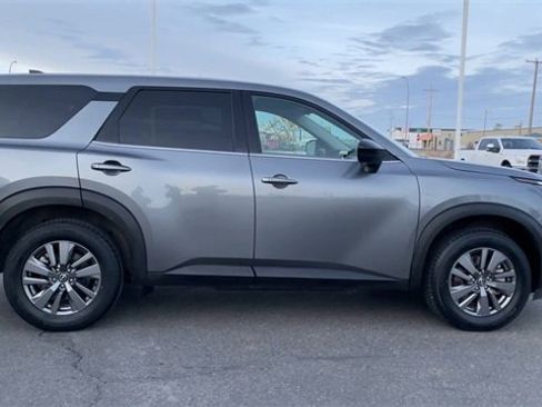 Used 2024 Nissan Pathfinder S image 2