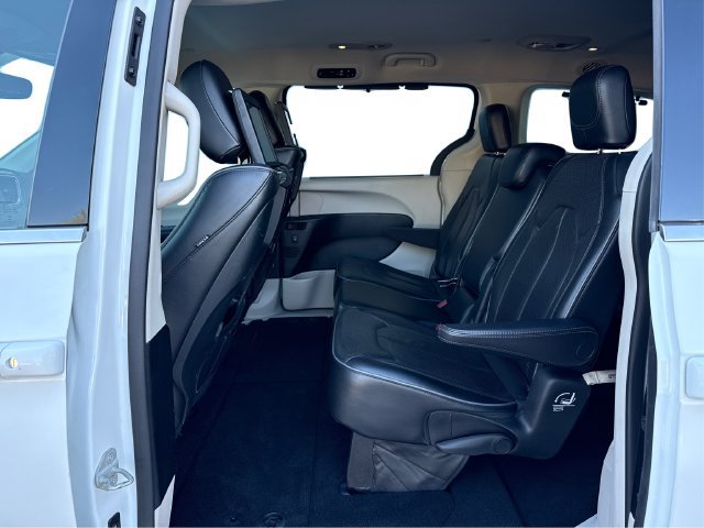 Used 2018 Chrysler Pacifica Limited w/ Advanced Safetytec Group FWD image 11
