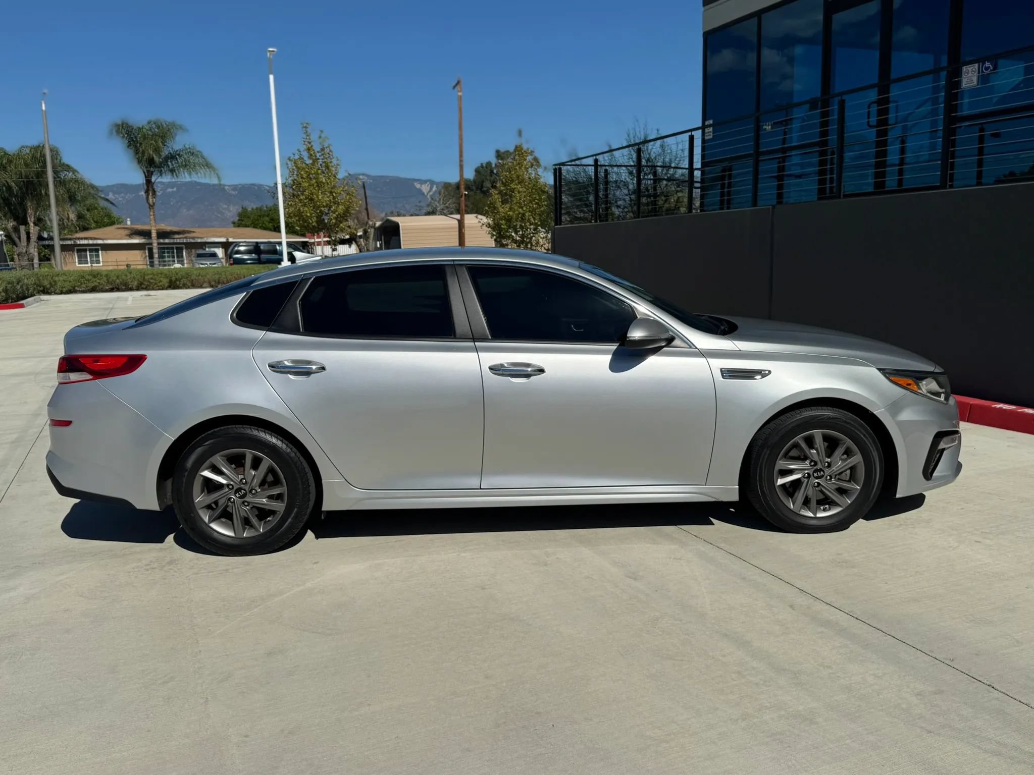 Used 2020 Kia Optima LX FWD image 3