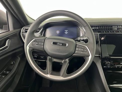 Used 2025 Jeep Grand Cherokee Laredo X image 20