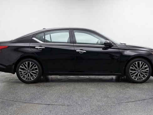 Used 2025 Nissan Altima 2.5 SV image 11