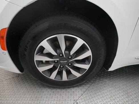 Used 2022 Chrysler Pacifica Limited FWD image 28